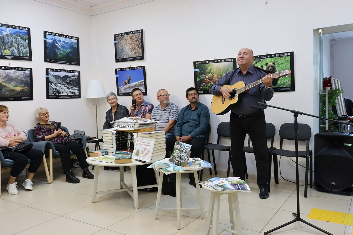 И в песнях, и в стихах поэтов пусть расцветает край родной