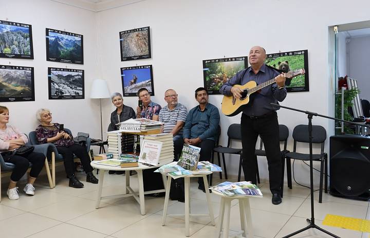 И в песнях, и в стихах поэтов пусть расцветает край родной