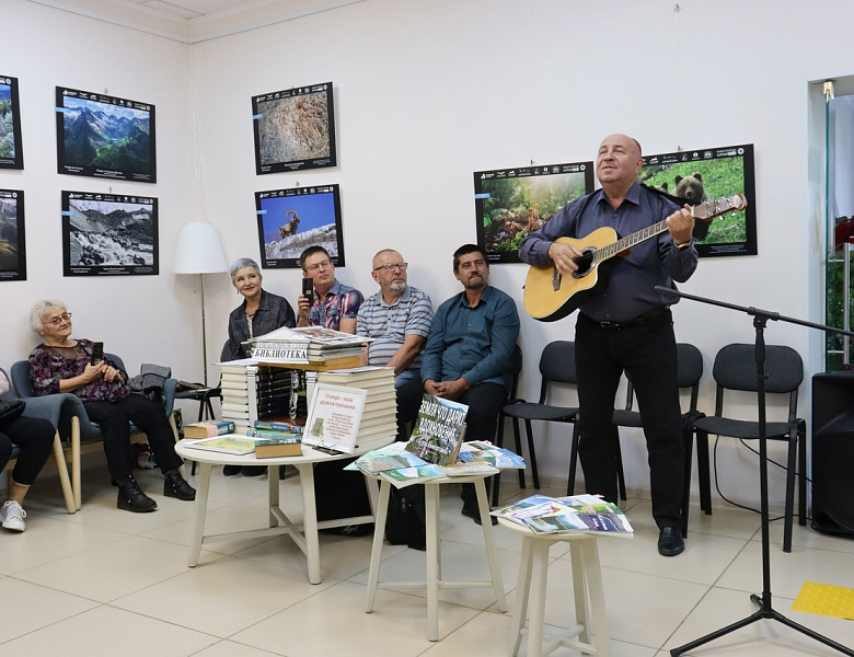 И в песнях, и в стихах поэтов пусть расцветает край родной